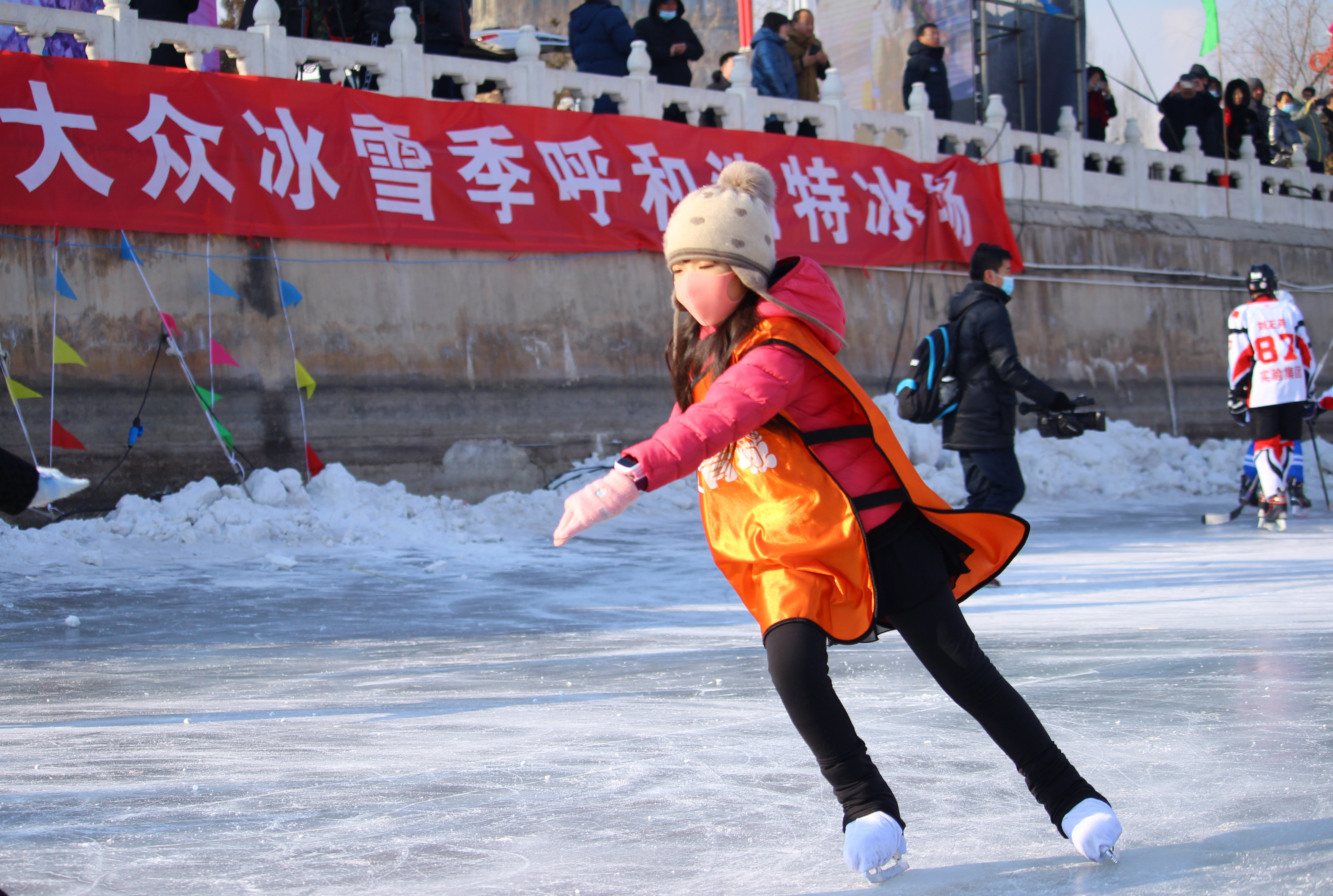 滑冰戏雪季 幸福满青城