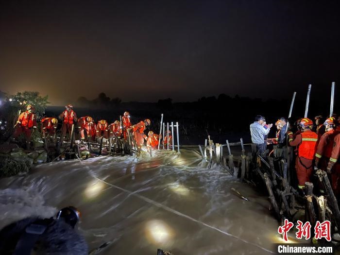 消防员分成左右两路，同时发起决口封堵总攻。　闫旭辉 摄