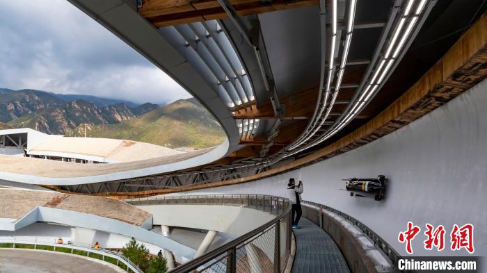 韩国雪车队滑行中 国家雪车雪橇中心提供