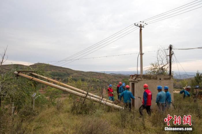 资料图：10月11日，山西省灵石县，电力工作人员在抢修电力设施。<a target='_blank' href='http://www.chinanews.com/'>中新社</a>记者 张云 摄 　