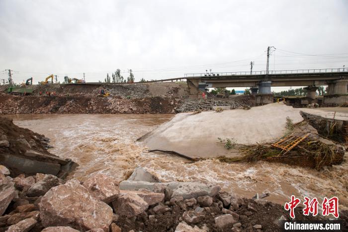 10月10日，洪水冲毁了南同蒲铁路昌源河大桥桥台尾部路基，造成枕木悬空。　张云 摄