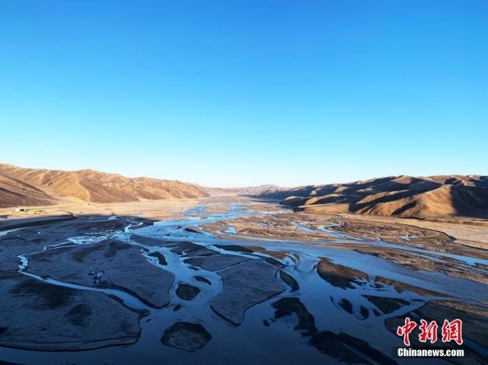 果洛州达日县境内的黄河。青海省果洛州地处三江源腹地，黄河在果洛境内蜿蜒760公里，是“中华水塔”的重要组成部分和国家重要的生态安全屏障。<a target='_blank' href='http://www.chinanews.com/'>中新社</a>记者 孙睿 摄