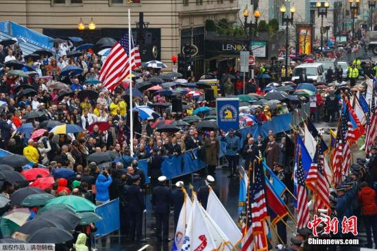 当地时间4月15日，美国在波士顿举行官方悼念纪念波士顿马拉松爆炸案一周年。活动持续三小时，美国副总统拜登到现场参加。