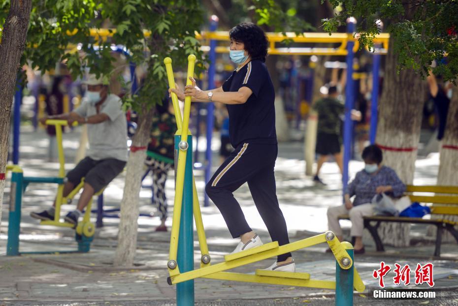 市民在体育公园利用公共健身器械锻炼身体。 <a target='_blank' href='http://www.chinanews.com/'>中新社</a>记者 刘新 摄