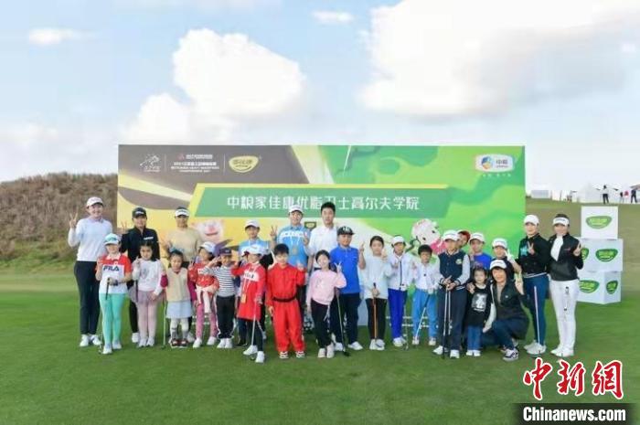 比赛赛间的非凡健康新生活体验活动吸引了众多小球员 刘壮 摄