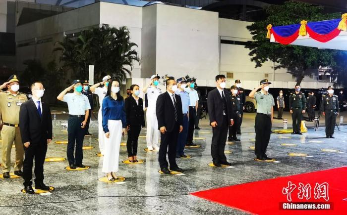 资料图：柬埔寨政府在金边国际机场举行隆重仪式，迎接中国政府和军队援柬新冠疫苗。<a target='_blank' href='http://www.chinanews.com/'>中新社</a>记者 欧阳开宇 摄