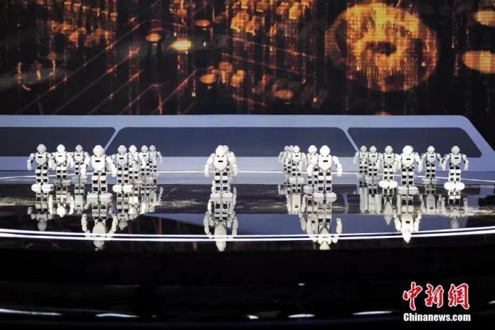 资料图：2020年11月1日，科幻 科技创新主题论坛在北京举行。图为优必选机器人科幻秀。<a target='_blank' href='/'>中新社</a>记者 田雨昊 摄