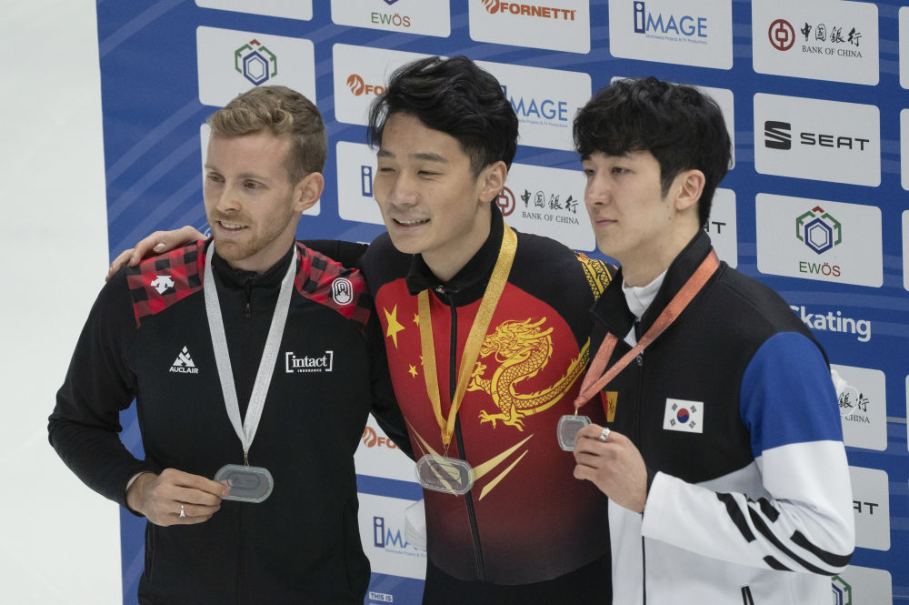 11月20日，冠军中国选手任子威(中)、亚军加拿大选手迪翁(左)和季军韩国选手朴章赫在颁奖仪式上。新华社发(弗尔季·奥蒂洛 摄)
