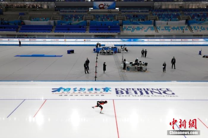 速度滑冰中国公开赛是“相约北京”系列首场国际测试赛，图为中国选手杨滨瑜在女子3000米比赛中。 <a target='_blank' href='/'>中新社</a>记者 富田 摄