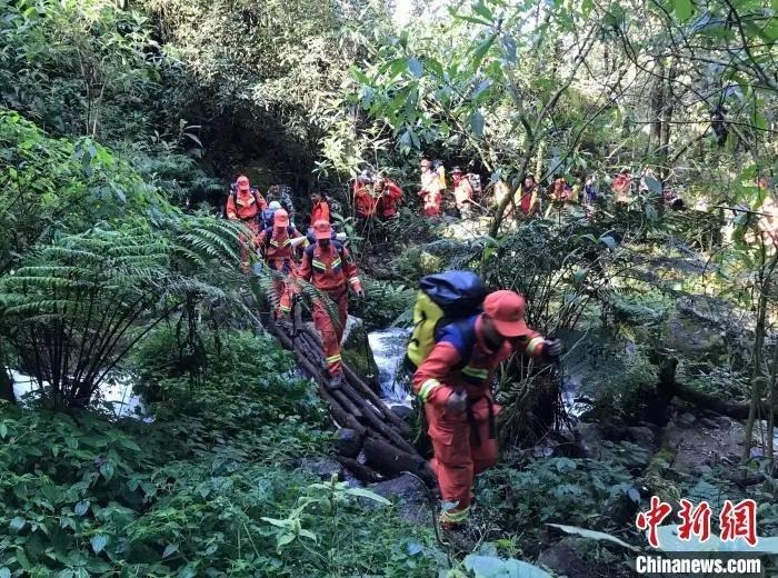 图为搜救队员在搜寻失联人员。普洱市消防救援支队供图