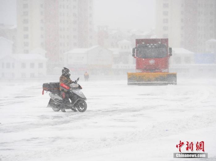 资料图：市民冒雪出行。 <a target='_blank' href='/'>中新社</a>记者 张瑶 摄