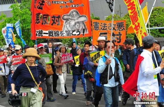 资料图：日本民众反对修宪。 <a target='_blank' href='/'>中新社</a>记者 王健 摄