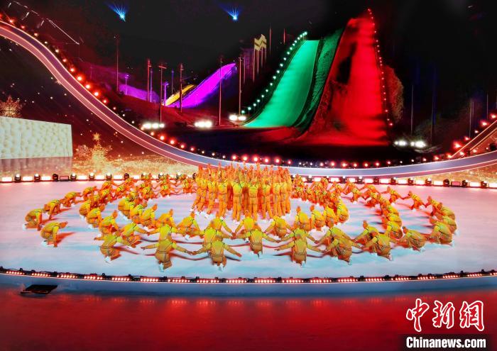 图为河北省第三届冰雪运动会开幕现场。　李辉 摄