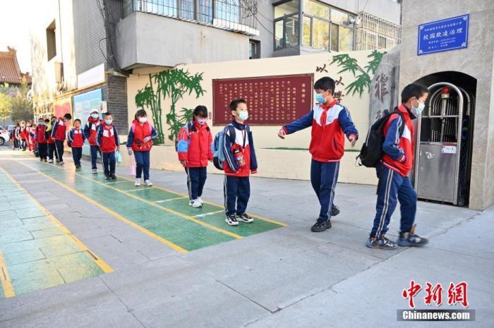 10月，呼和浩特市一所小学内，学生间隔入校。 <a target='_blank' href='/'>中新社</a>记者 刘文华 摄