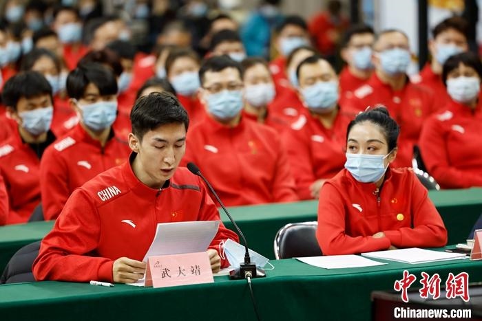 1月5日晚，全力冲刺北京冬奥学习座谈会在北京举行，中国短道速滑运动员武大靖(左)在会上发言。<a target='_blank' href='/'>中新社</a>记者 富田 摄