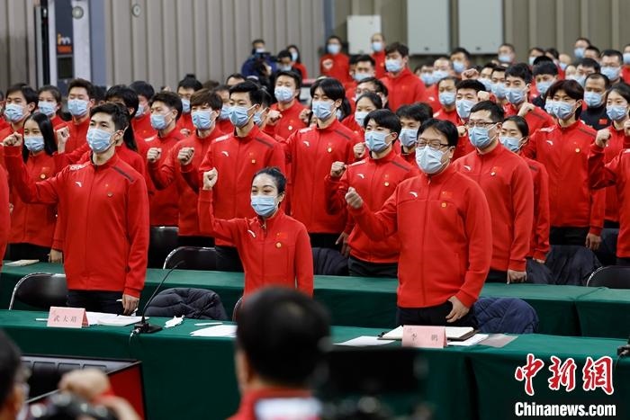 1月5日晚，全力冲刺北京冬奥学习座谈会在北京举行，座谈会后，中国冰雪国家集训队全体成员起立，齐声高呼：“中国冰雪，加油！加油！加油！” <a target='_blank' href='/'>中新社</a>记者 富田 摄
