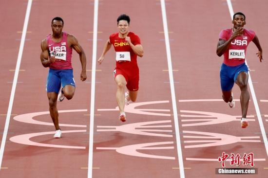 资料图：北京时间8月1日晚，在东京奥运会男子百米决赛中，中国选手苏炳添以9.98秒的成绩获得第六名，作为首位闯进奥运男子百米决赛的中国人，他再次创造了历史。图为苏炳添在比赛中。<a target='_blank' href='/'>中新社</a>记者 富田 摄