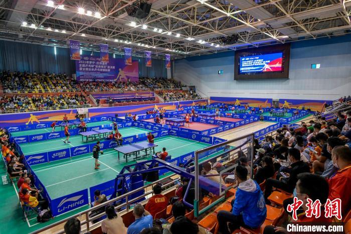 2021年全国乒乓球“业余球王”总决赛暨全国业余乒乓球锦标赛比赛现场。　骆云飞 摄