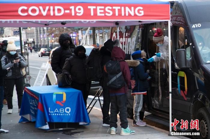 当地时间1月4日，美国纽约一处新冠病毒检测站为居民做检测。<a target='_blank' href='/'>中新社</a>记者 廖攀 摄