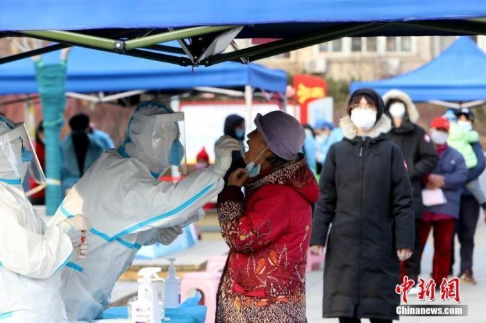 资料图：1月9日，天津市南开大学西南村，社区组织市民进行核酸检测。 <a target='_blank' href='/'>中新社</a>记者 张道正 摄