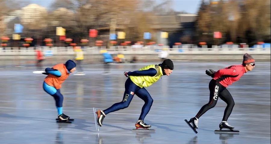 市民在什刹海冰场滑冰(图源：新华网)