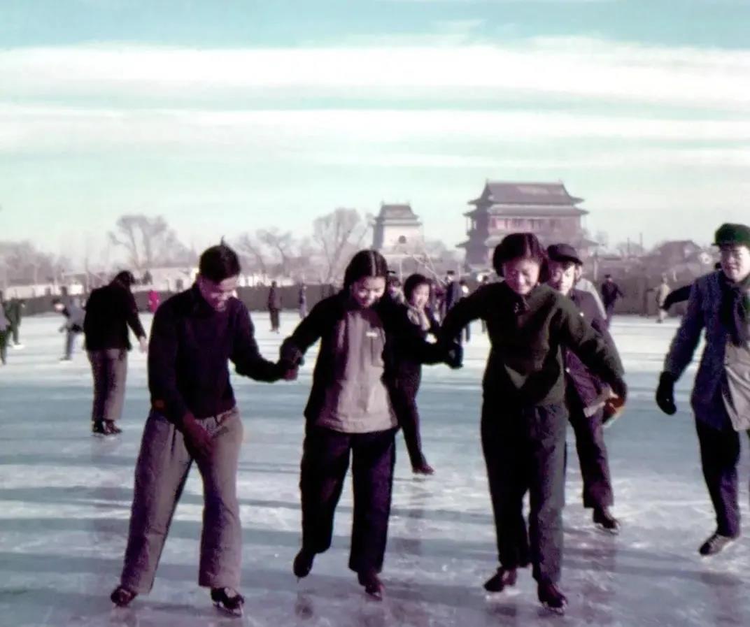1955年，在什刹海学习溜冰的大学生。(图源：人民画报)
