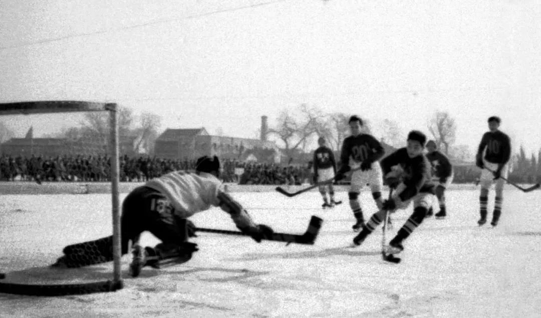 1953年，华北区冰上运动会，北京队与天津队的冰球比赛。(图源：人民画报)