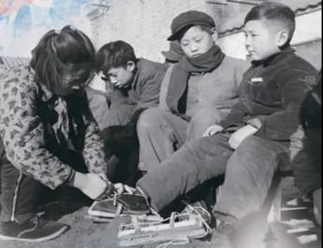 上世纪50年代，孩子们在穿木板冰鞋。(图源：北京日报)