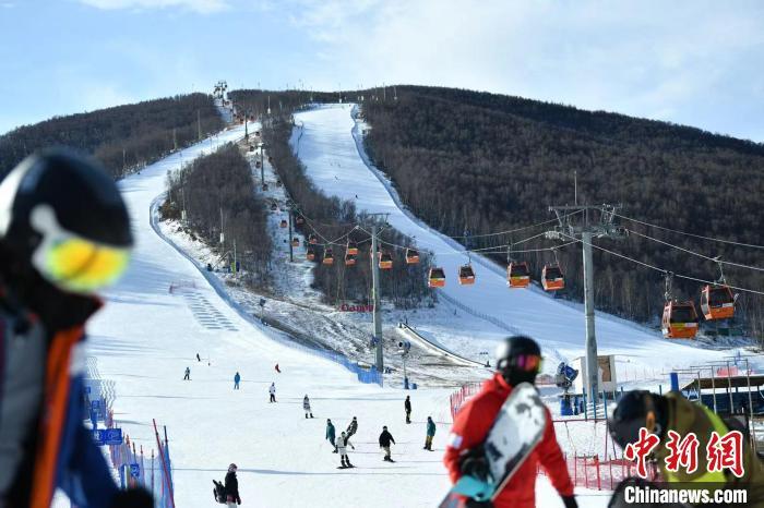 图为游客在崇礼的滑雪场滑雪。　翟羽佳　摄