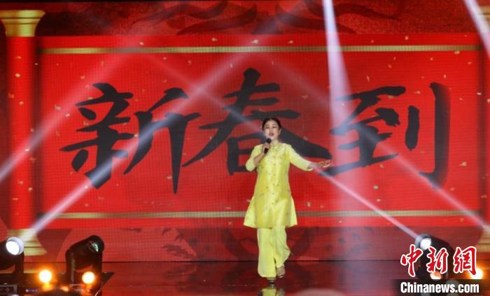 朱明瑛演唱《新春到》。　北京民政部门供图