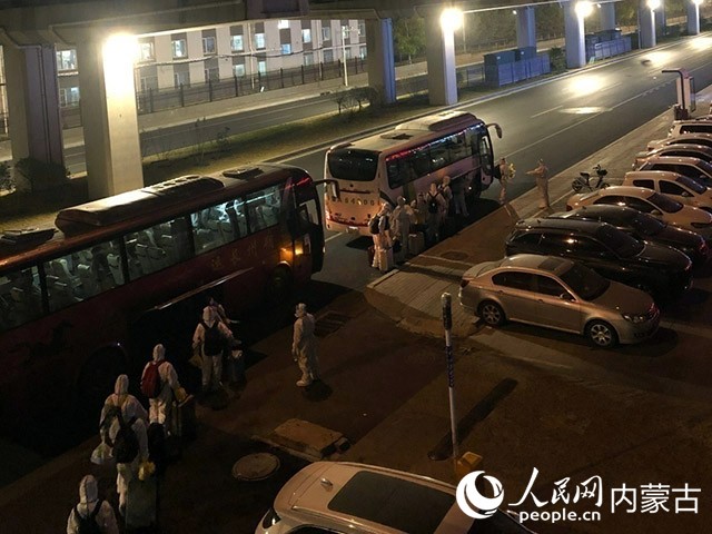 高校学生有序登车，前往隔离点。内蒙古教育厅供图