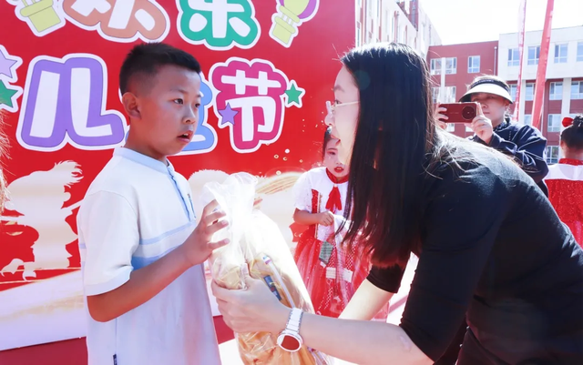 把“工”字号温暖送到孩子心坎上——呼和浩特各级工会“六一”慰问活动纪实