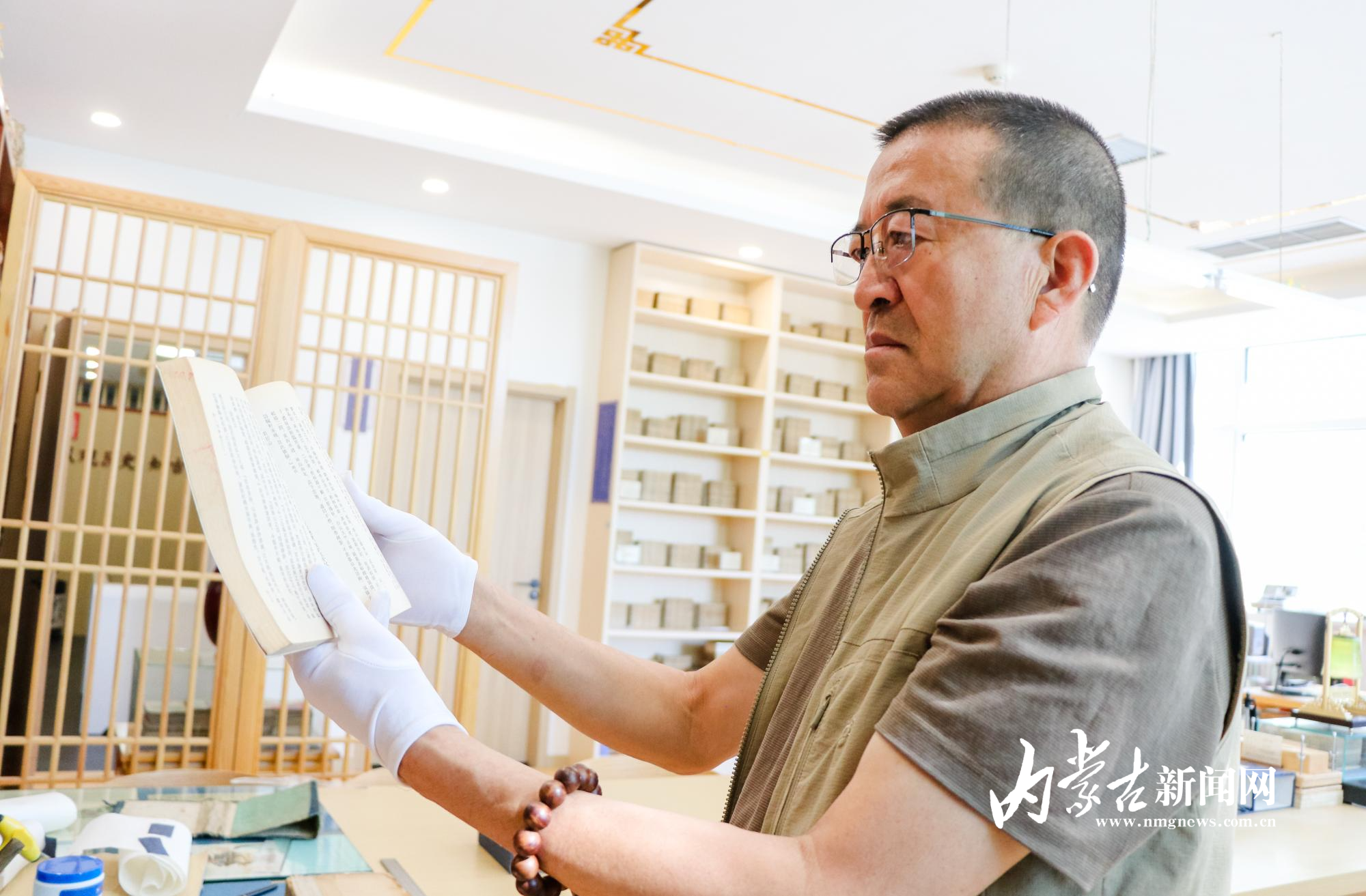 任荣老师给记者展示古籍2.jpg mmexport1788885395322.jpg
