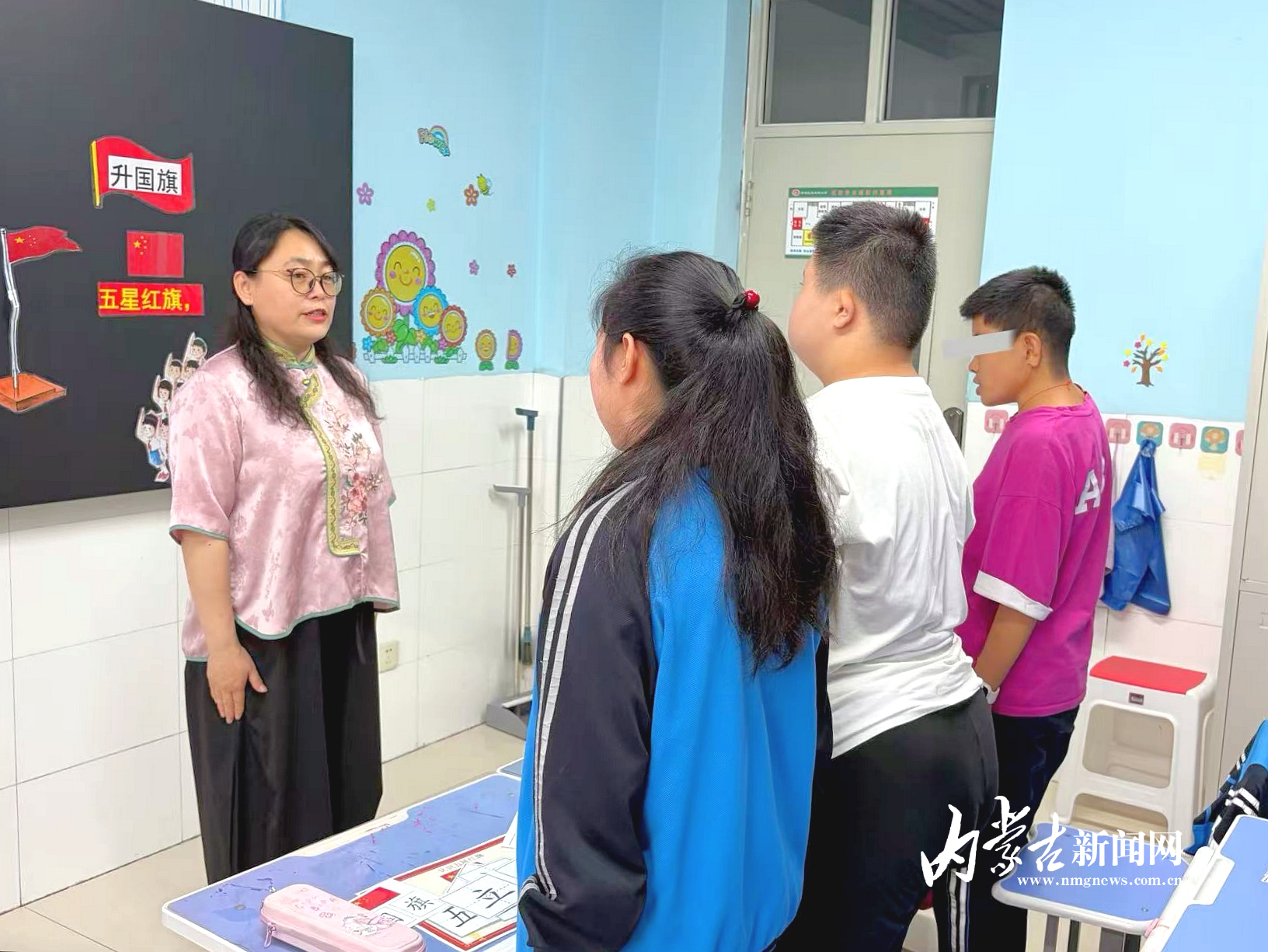 徐琰老师在给学生上课.jpg mmexport1788885424279.jpg
