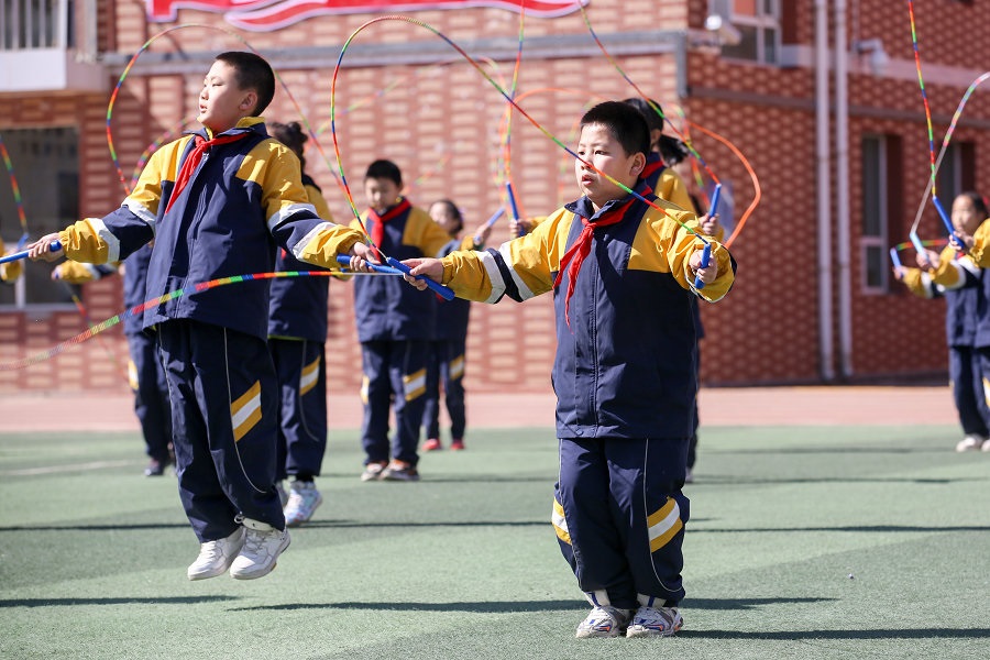 董子昊正在练习跳绳（右一）.jpg