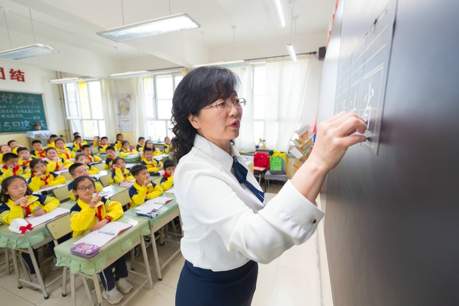 民族路小学（迎宾校区），语文老师燕凌云正在带领同学们书写汉字.jpg