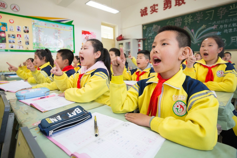 民族路小学（迎宾校区），同学们用手指虚划笔顺掌握字形（1）.jpg