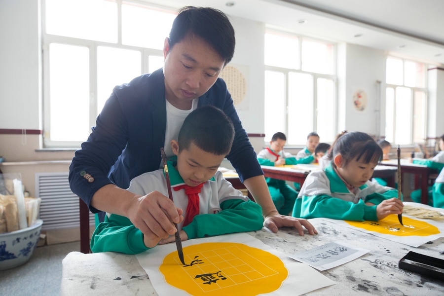 北重一小，书法老师岳志刚正在指导学生.jpg