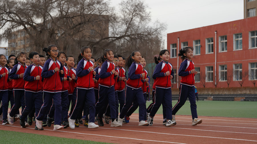4月2日，赤峰市巴林左旗林东第一小学同学们正在跑操 (2).jpg