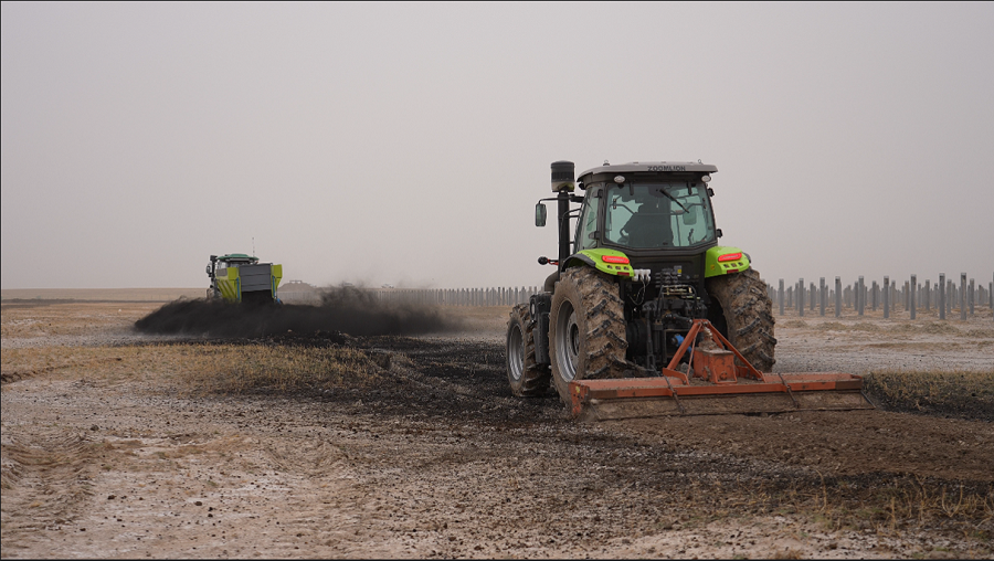 机械抛肥，进行旋耕，中和土壤酸碱度（摄影：兴安盟融媒体中心）.png