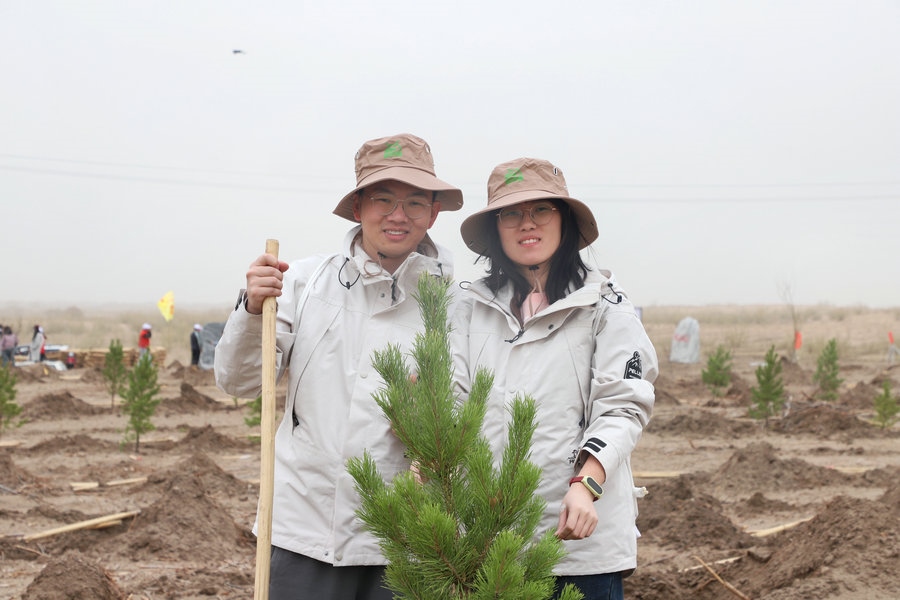 来自山东省临沂市的蚂蚁森林用户到兴安盟科右中旗现场植树（摄影：王昊宇）.jpg