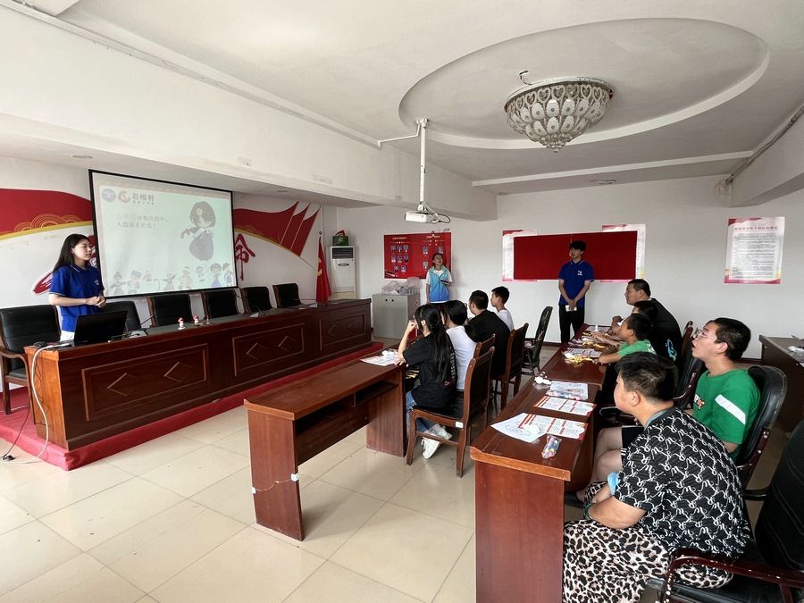 为儿童讲解民族知识.jpg