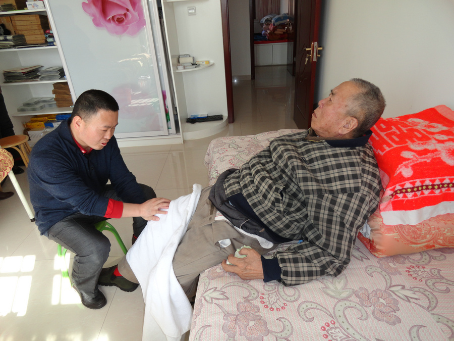 父亲去世前照顾瘫痪在床的老父亲.JPG