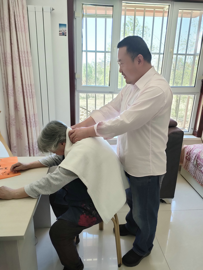 刘海洋为母亲按摩调理.jpg