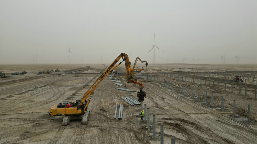 1762246390138880.jpg 巴彦淖尔苏木贵力斯台嘎查光伏治沙项目区现场(摄影:王佑凯).jpg