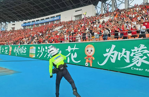 1782610089109980.jpg 交警1.jpg