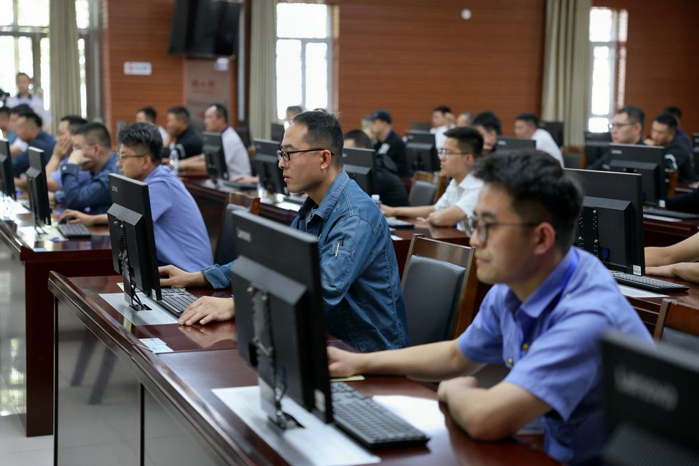1789718592203755.jpg 9图为理论考试现场(卢杰文 摄).jpg