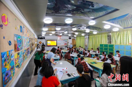 广州市越秀区朝天小学三年级学生在学习以《四通八达的交通》为主题的道德与法治课程 胡强明 摄
