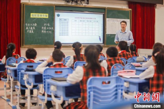 广州市越秀区朝天小学四年级学生在学习数学文化课 胡强明 摄
