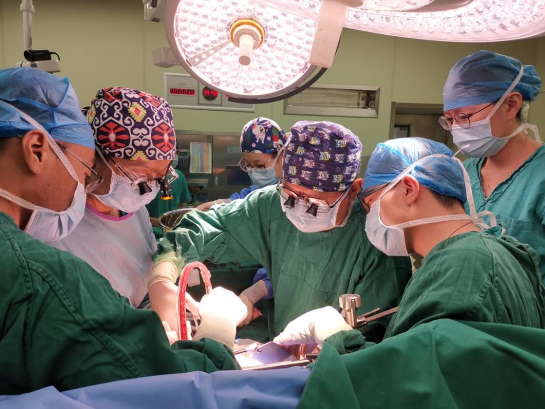 图为董家鸿（右三）团队开展肝移植手术场景